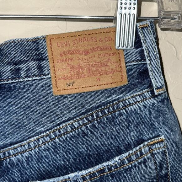 Levi’s 501 jean shorts distressed cut offs - Picture 4 of 7